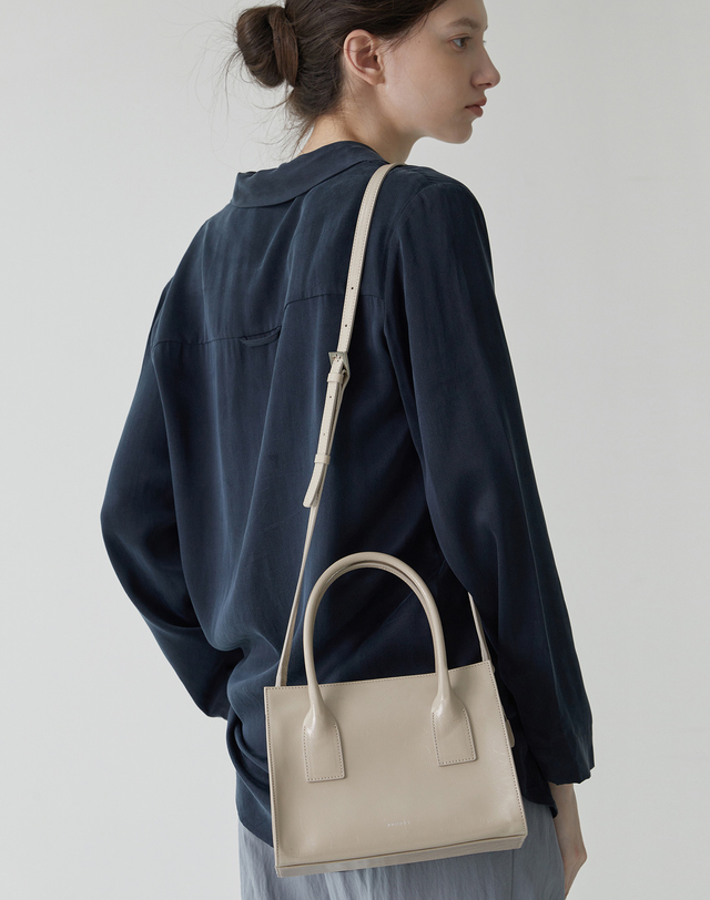 앤오즈 LOTA square leather tote bag 2 color 블랙 착용컷