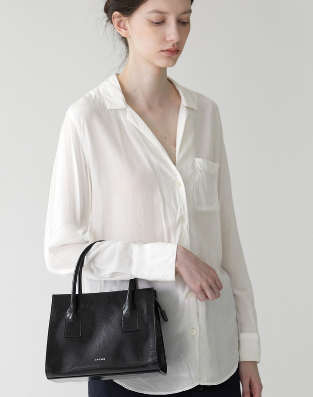앤오즈 LOTA square leather tote bag 2 color 블랙 착용컷