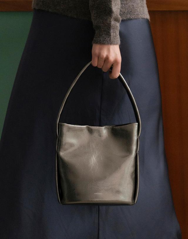앤오즈 TEMZ bucket leather tote bag 2 color 블랙 착용컷