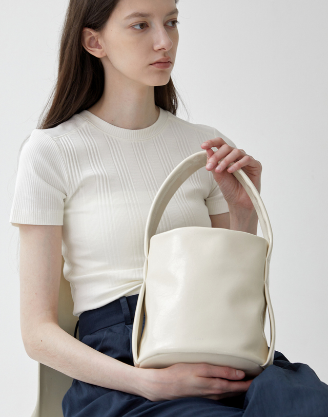 앤오즈 TEMZ bucket leather tote bag 2 color 블랙 착용컷