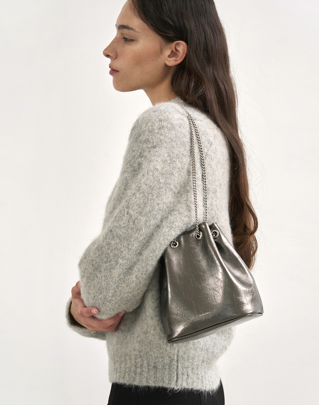 앤오즈 TIWI chain leather bucket bag 5 color 블랙 착용컷