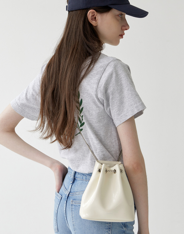 앤오즈 TIWI chain leather bucket bag 5 color 블랙 착용컷