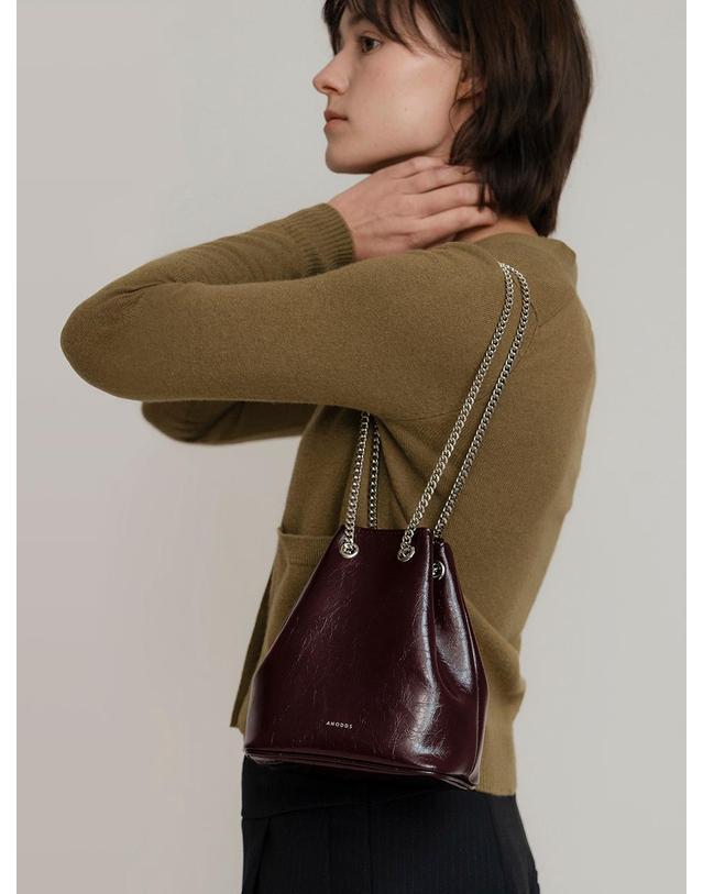 앤오즈 TIWI chain leather bucket bag 5 color 블랙 착용컷