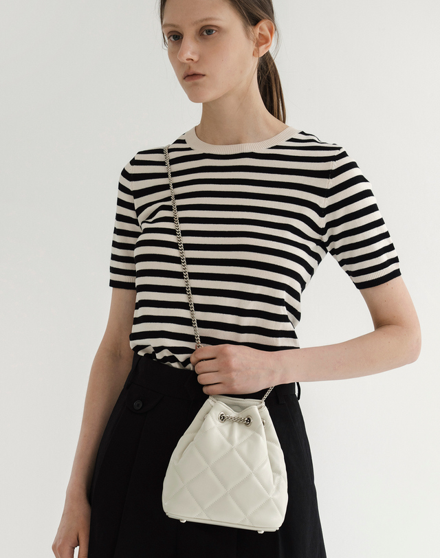 앤오즈 TIWI SHEEPSKIN QUILT chain mini bucket bag 3 color 블랙 착용컷