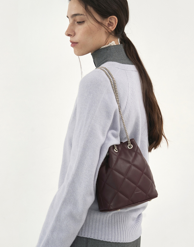 앤오즈 TIWI SHEEPSKIN QUILT chain mini bucket bag 3 color 블랙 착용컷