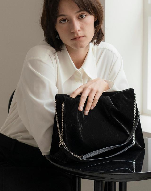 앤오즈 VELTA chain shoulder bag 3 color 블랙 착용컷