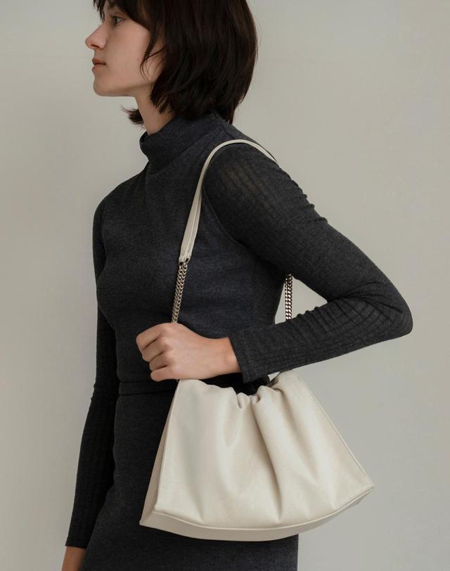 앤오즈 VELTA chain shoulder bag 3 color 블랙 착용컷