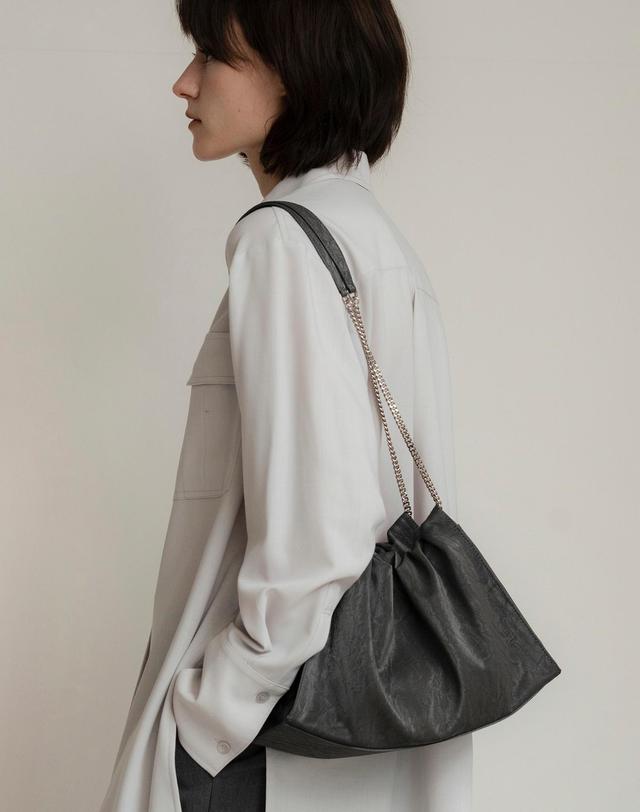 앤오즈 VELTA chain shoulder bag 3 color 블랙 착용컷