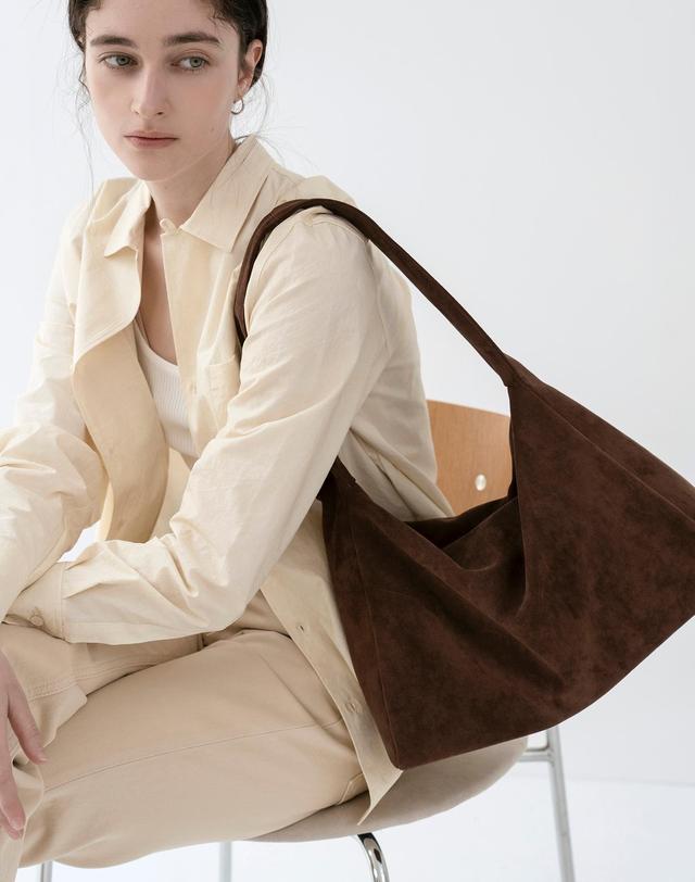 앤오즈 LUVIK SUEDE hobo bag 4 color 브라운 착용컷