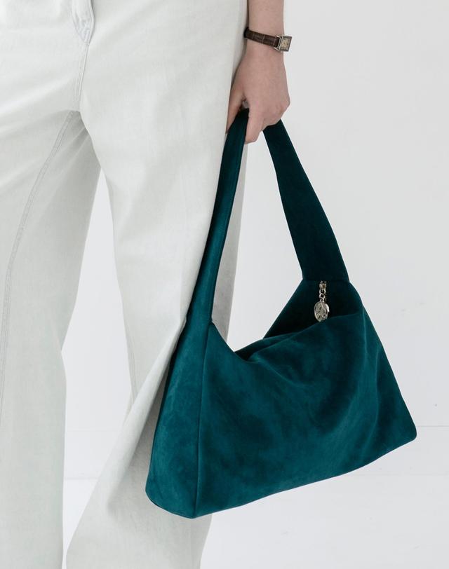 앤오즈 LUVIK SUEDE hobo bag 4 color 브라운 착용컷