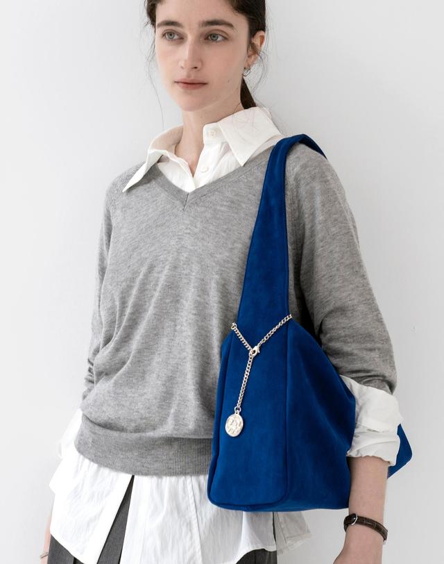 앤오즈 LUVIK SUEDE hobo bag 4 color 브라운 착용컷