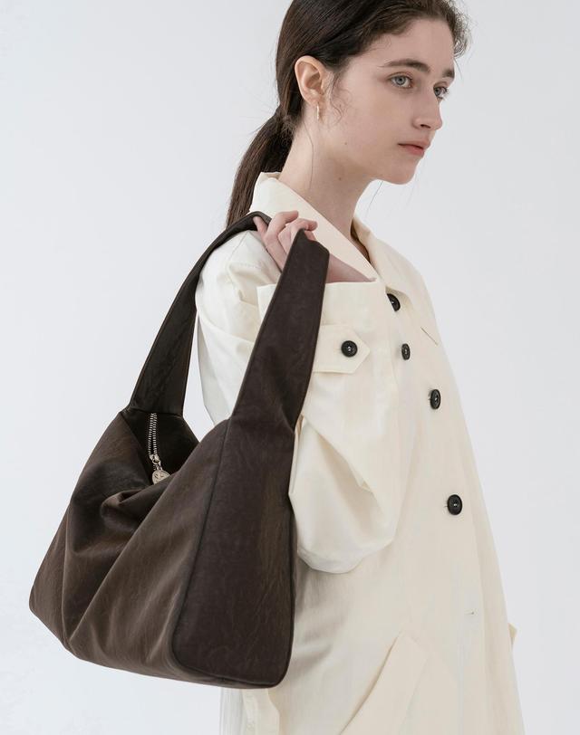 앤오즈 LUVIK shoulder hobo bag 3 color 블랙 착용컷