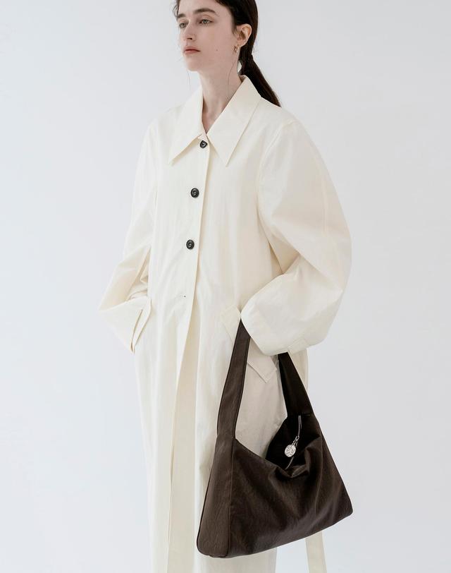 앤오즈 LUVIK shoulder hobo bag 3 color 블랙 착용컷