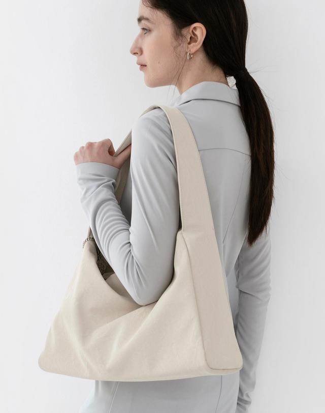 앤오즈 LUVIK shoulder hobo bag 3 color 블랙 착용컷