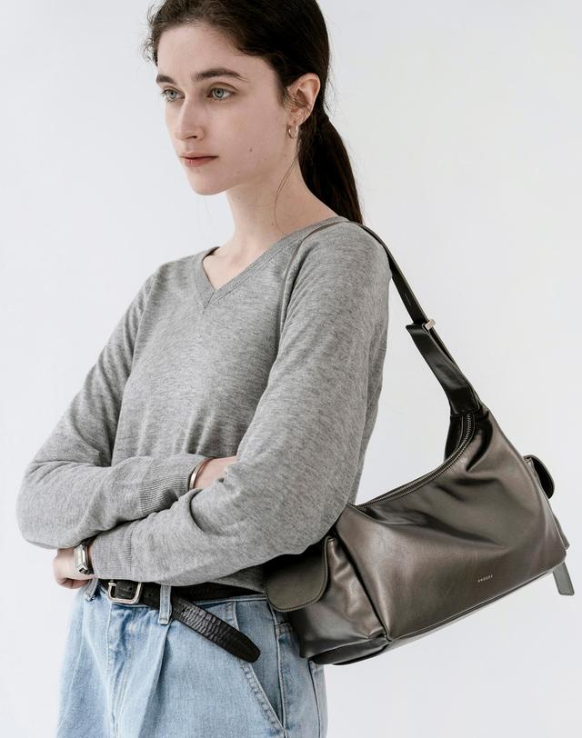 앤오즈 POTI pocket hobo bag 2 color 블랙 착용컷