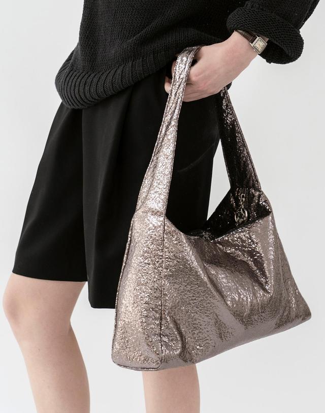 앤오즈 LUVIK GLITTER hobo bag 블랙 착용컷