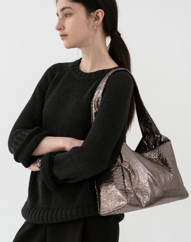 앤오즈 LUVIK GLITTER hobo bag 블랙 착용컷