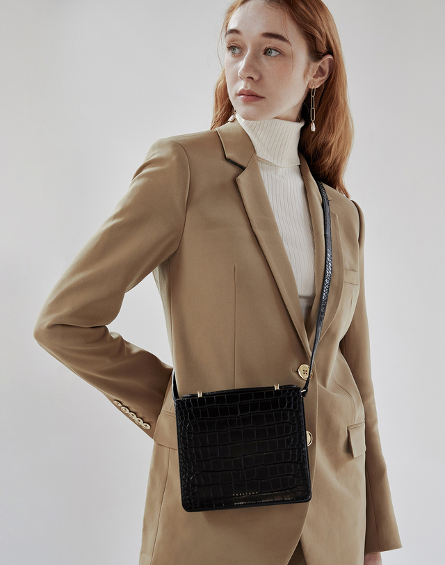 잇츠백 LOCA CROC shoulder bag 7 color 착용컷