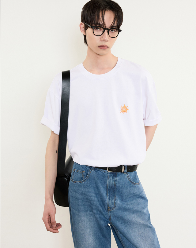 티엔지티 Embroidery Logo T-Shirt (White) 흰색 착용컷