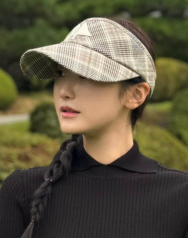 더블플래그 여성 [얼굴소멸] 베이지 체크 여성 빅 로고 썬바이저 착용컷