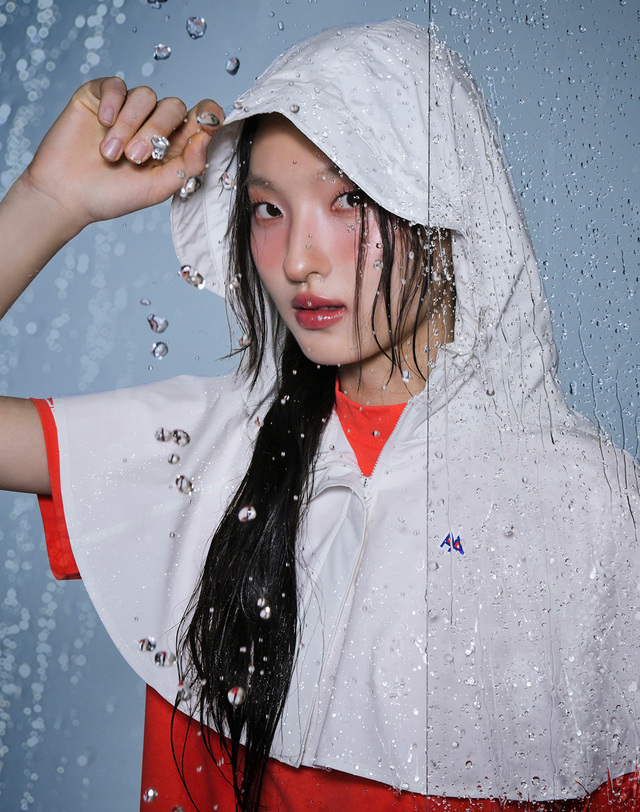 더블플래그 여성 [RainWear] 아이보리 여성 그래픽 레인케이프(고정스트랩 구성) 착용컷