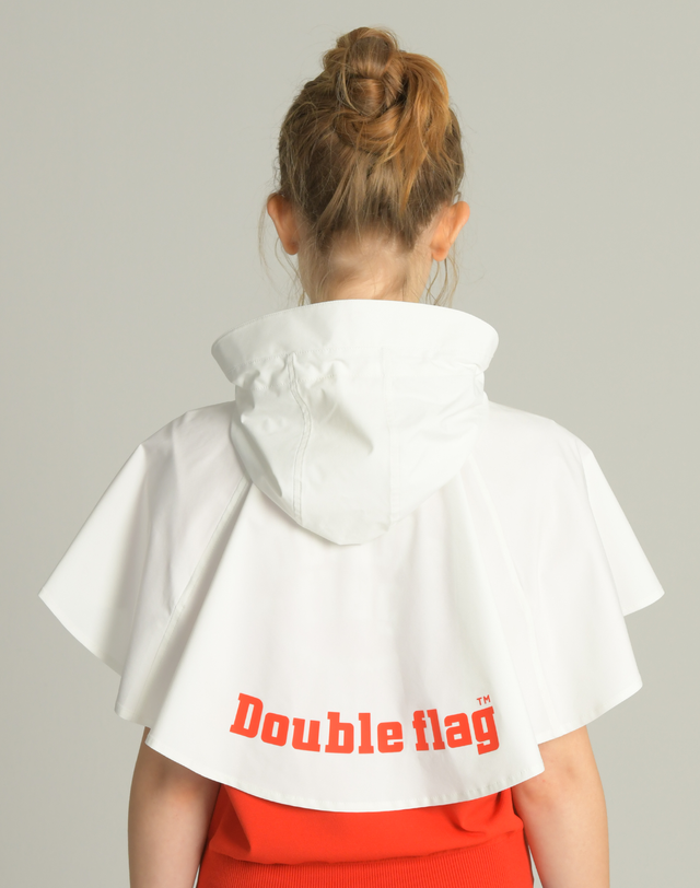 더블플래그 여성 [RainWear] 아이보리 여성 그래픽 레인케이프(고정스트랩 구성) 착용컷