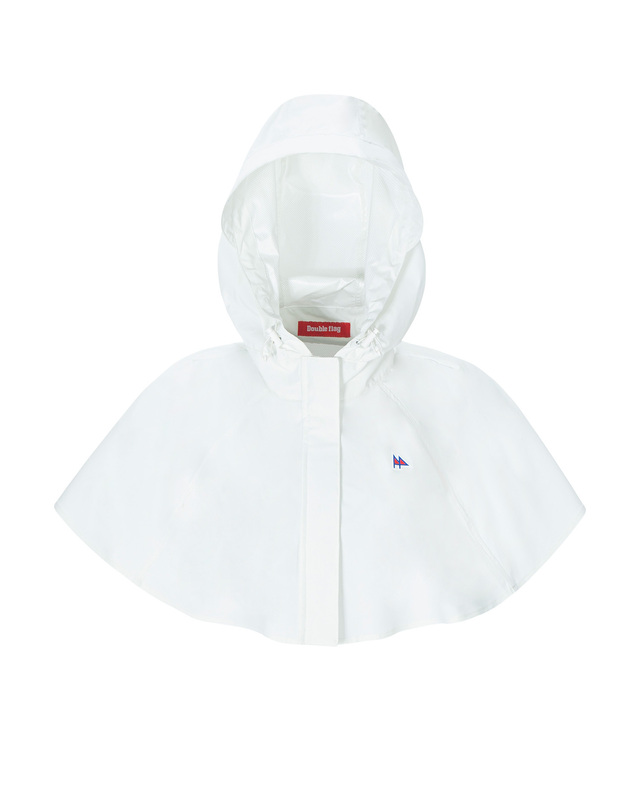 더블플래그 여성 [RainWear] 아이보리 여성 그래픽 레인케이프(고정스트랩 구성) 착용컷