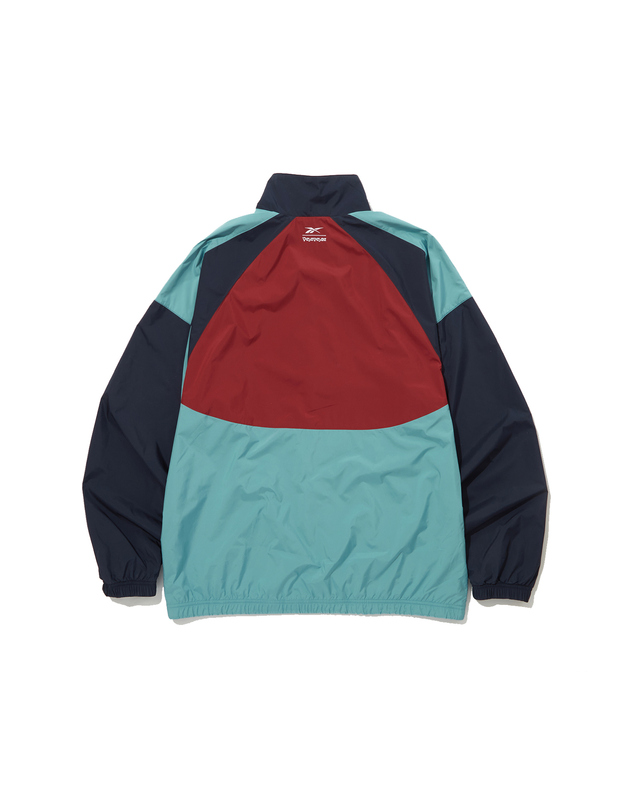 리복 REEBOK x YESEYESEE Trek Jacket 밝은 블루 착용컷