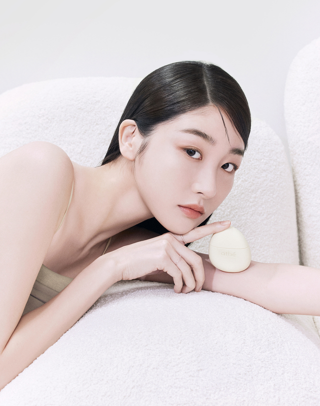 아떼뷰티 [페블라인] 아떼 페블 스킨 톤업 세럼 베이스 01 라벤더 밝은 퍼플 착용컷