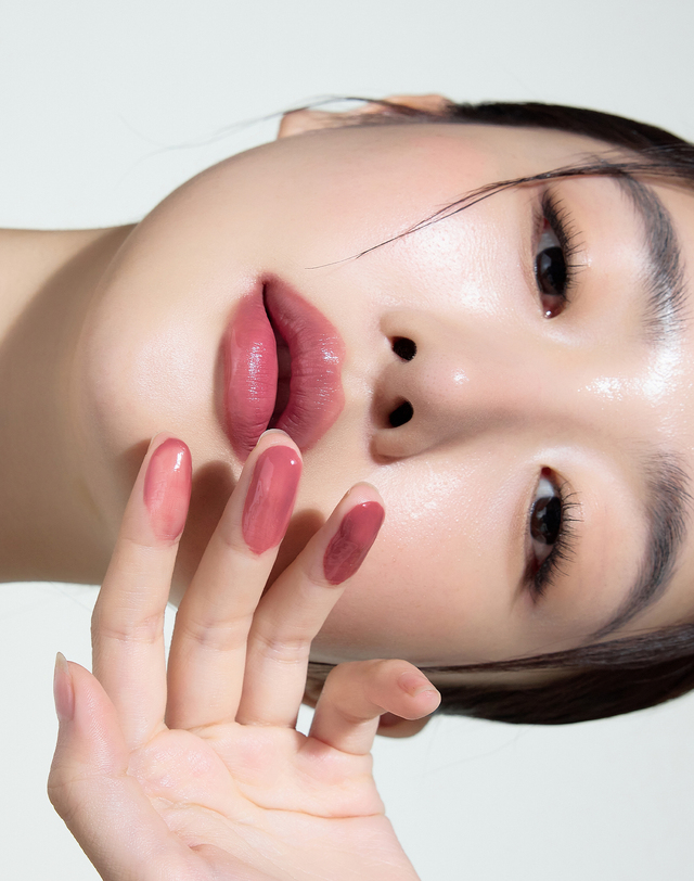 아떼뷰티 [보습&볼륨케어]아떼 어센틱 립 글로이 밤 02 플러트 진한 핑크 착용컷