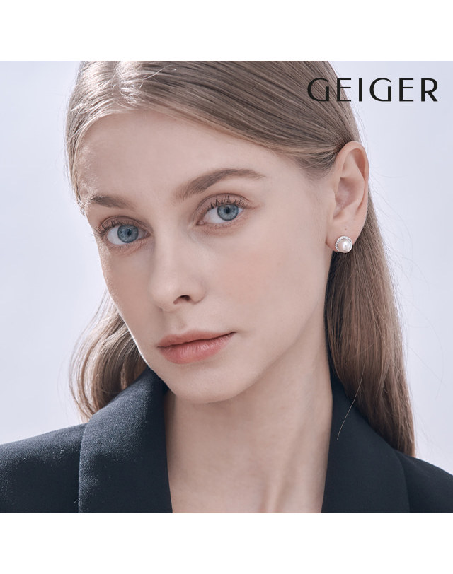 가이거 주얼리 화이트 진주 큐빅 실버 귀걸이 GISVEE119 착용컷