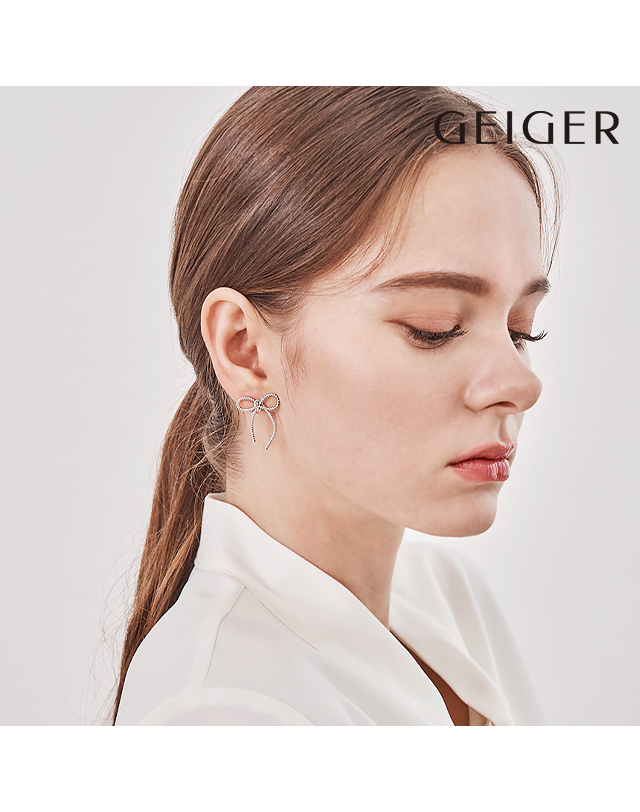가이거 주얼리 실버 러블리 리본 귀걸이 GISVEE143 착용컷