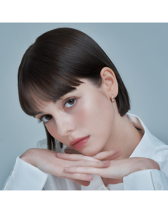 가이거 주얼리 18K GF 꼬임 큐빅포인트 원터치 귀걸이 GI8KPEE057 착용컷