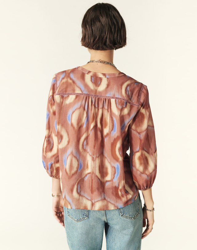 바쉬 레드 그라데이션 프린트 긴팔블라우스 착용컷