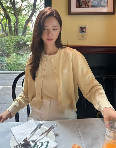 [울 100%] 옐로우 라운드넥 로고 디테일 레귤러핏 긴팔 가디건