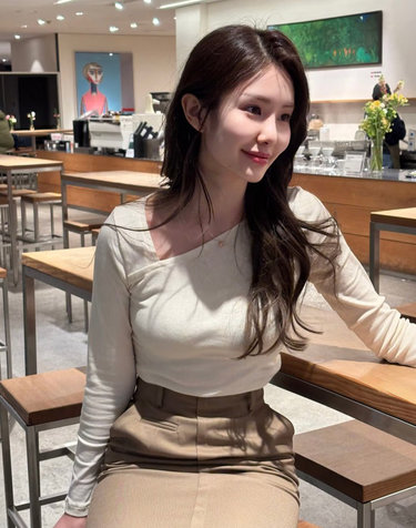 아이보리 언발란스 넥 면혼방 슬림핏 긴팔 티셔츠