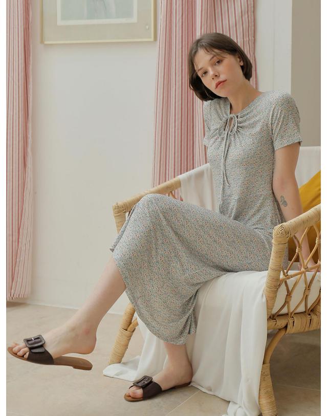 와드로브 DAISY SHIRRING ONE-PIECE_IVORY 착용컷