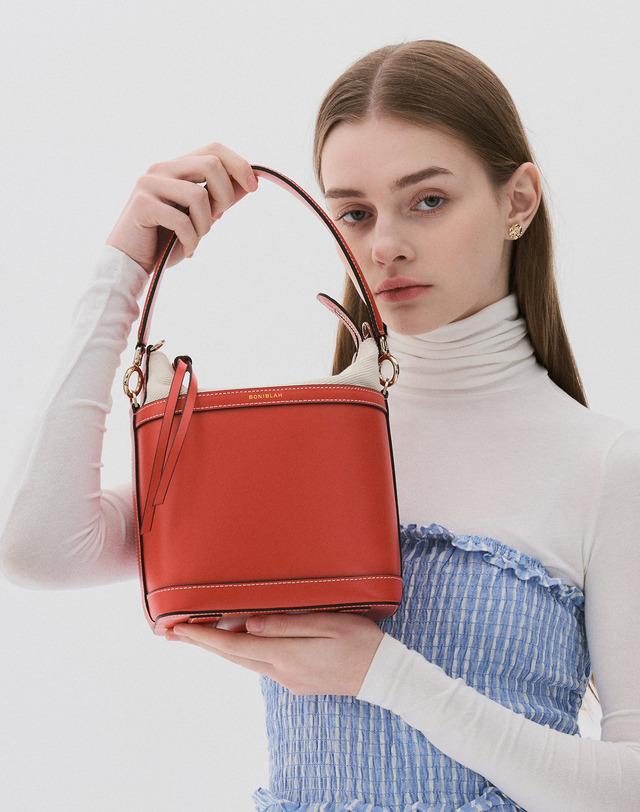 보니블라 에런백 ERON BAG CHERRY RED 착용컷