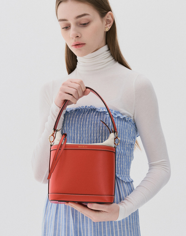 보니블라 에런백 ERON BAG CHERRY RED 착용컷