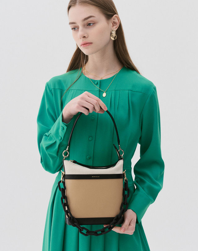 보니블라 에런백 ERON BAG MULTI BEIGE 착용컷
