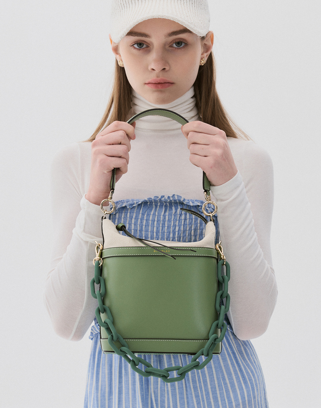 보니블라 에런백 ERON BAG JADE KHAKI 착용컷