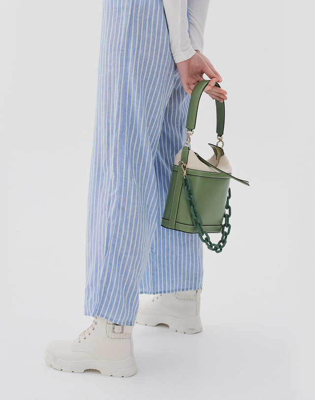 보니블라 에런백 ERON BAG JADE KHAKI 착용컷