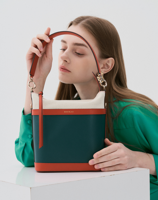 보니블라 에런백 ERON BAG MULTI GREEN 착용컷