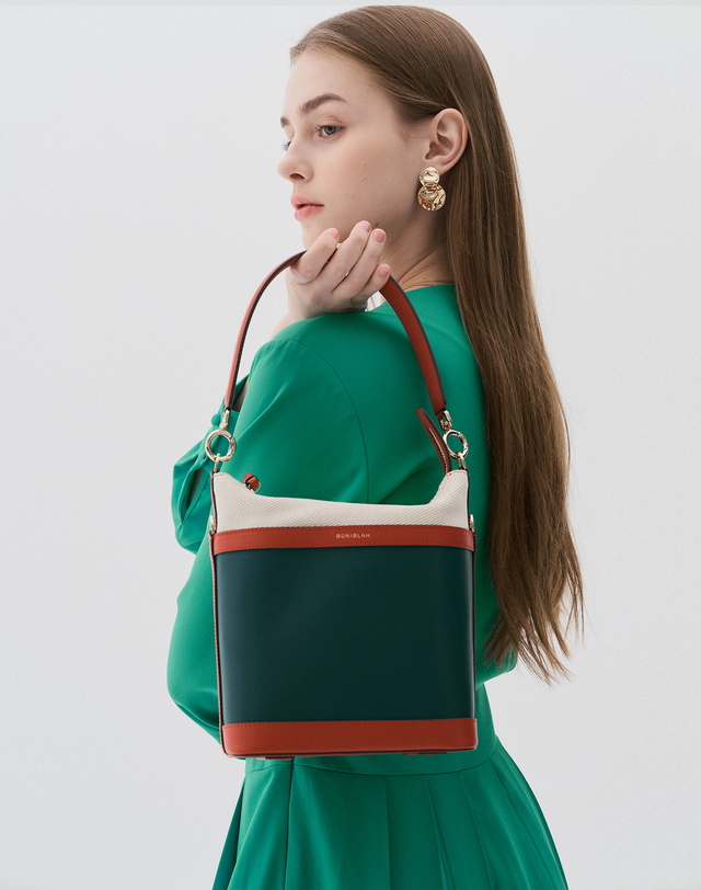 보니블라 에런백 ERON BAG MULTI GREEN 착용컷