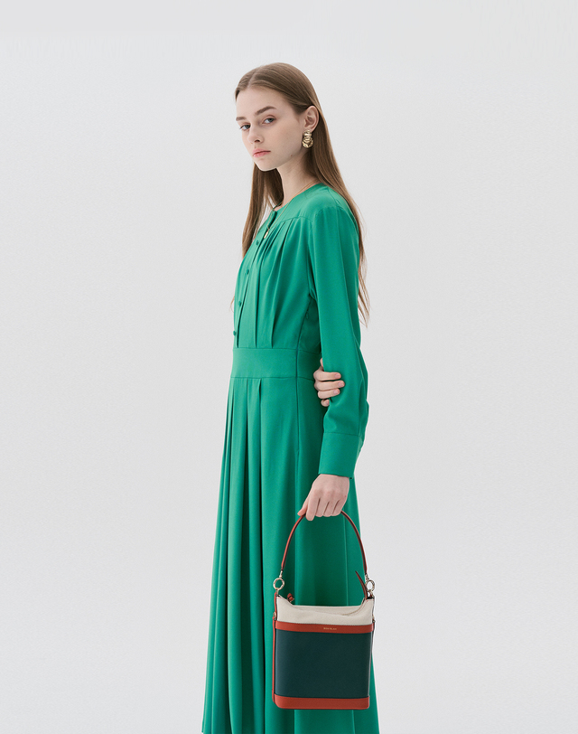 보니블라 에런백 ERON BAG MULTI GREEN 착용컷