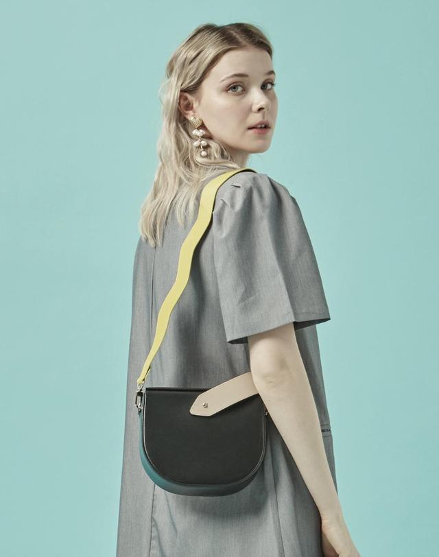 보니블라 바게스트랩 VAGUE STRAP YELLOW GRAY 착용컷