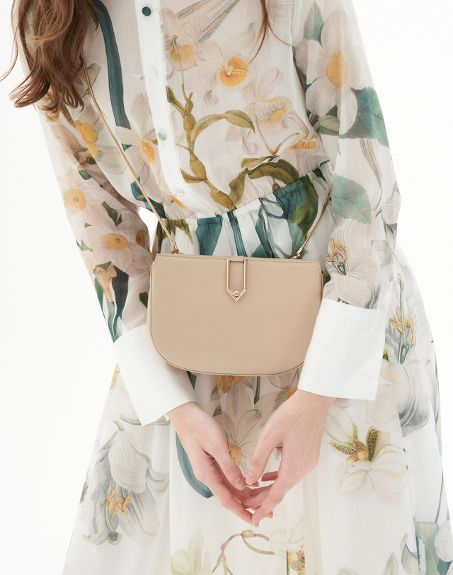 보니블라 뚜아르백 TOIRE BAG HAZELNUT BEIGE 착용컷