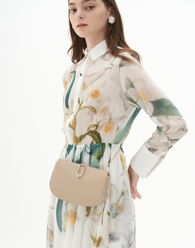 보니블라 뚜아르백 TOIRE BAG HAZELNUT BEIGE 착용컷
