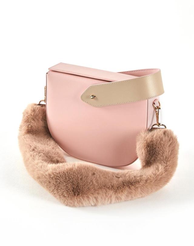 보니블라 에코 퍼 스트랩 ECO FUR STRAP CHIFFON MOCHA 착용컷