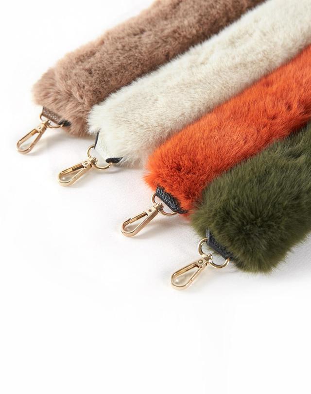 보니블라 에코 퍼 스트랩 ECO FUR STRAP CHIFFON MOCHA 착용컷